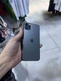 ايفون 11 برو ماكس ذكره 256بلادي بدون تبديل بدون فتح نضيف بدون شخط كارت...