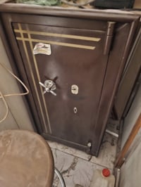 قاصة حديد للبيع مستخدمة قليل  العرض ٥٥ والارتفاع متر للاستفسار اكثر ال...