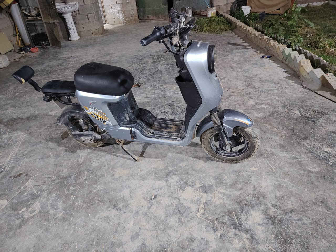 دراجه شحن للبيع مثل ما واضع بل صوره السعر خاص او الاتصال على الرقم ***********
