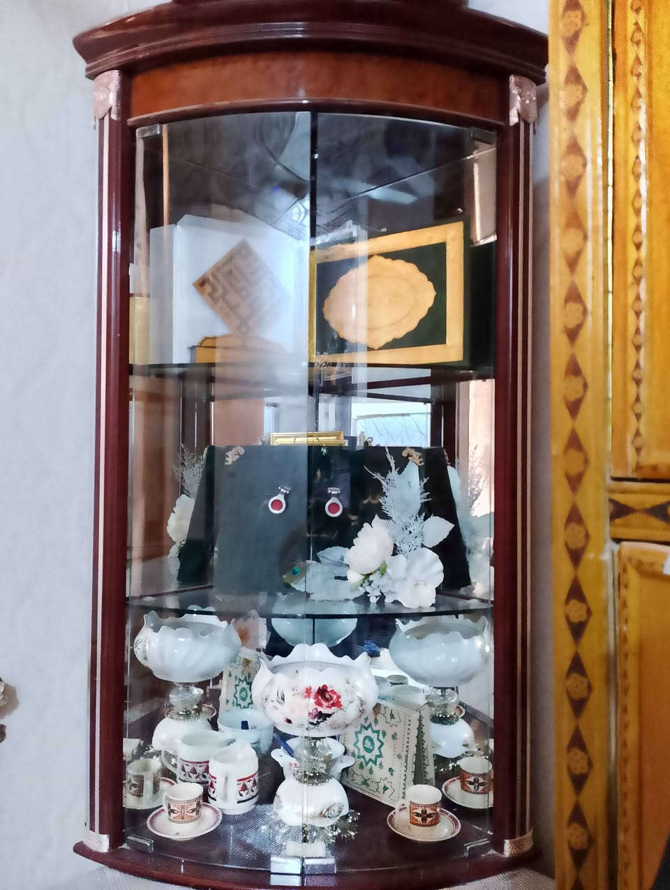 معرض خشبي عدد 2 الواحد يتكون من قطعتين 
سعر المعرض الواحد 150 الف Singapore


**إذا كنت صاحب هذا الإعلان وتريد حذفه لأي سبب، رجاءا أرسل رسالة إلى الدعم الفني**