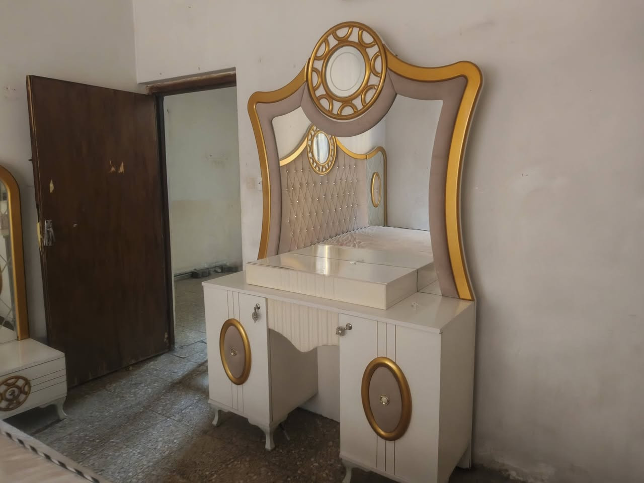 غرفه جديده صار 3شهر من اخذتهه بعدهه جديده حته دوشكهه جديد لبيع سعرهه 650  وبيهه مجال مكاني حي ندائ هاذه رقمي ***********
