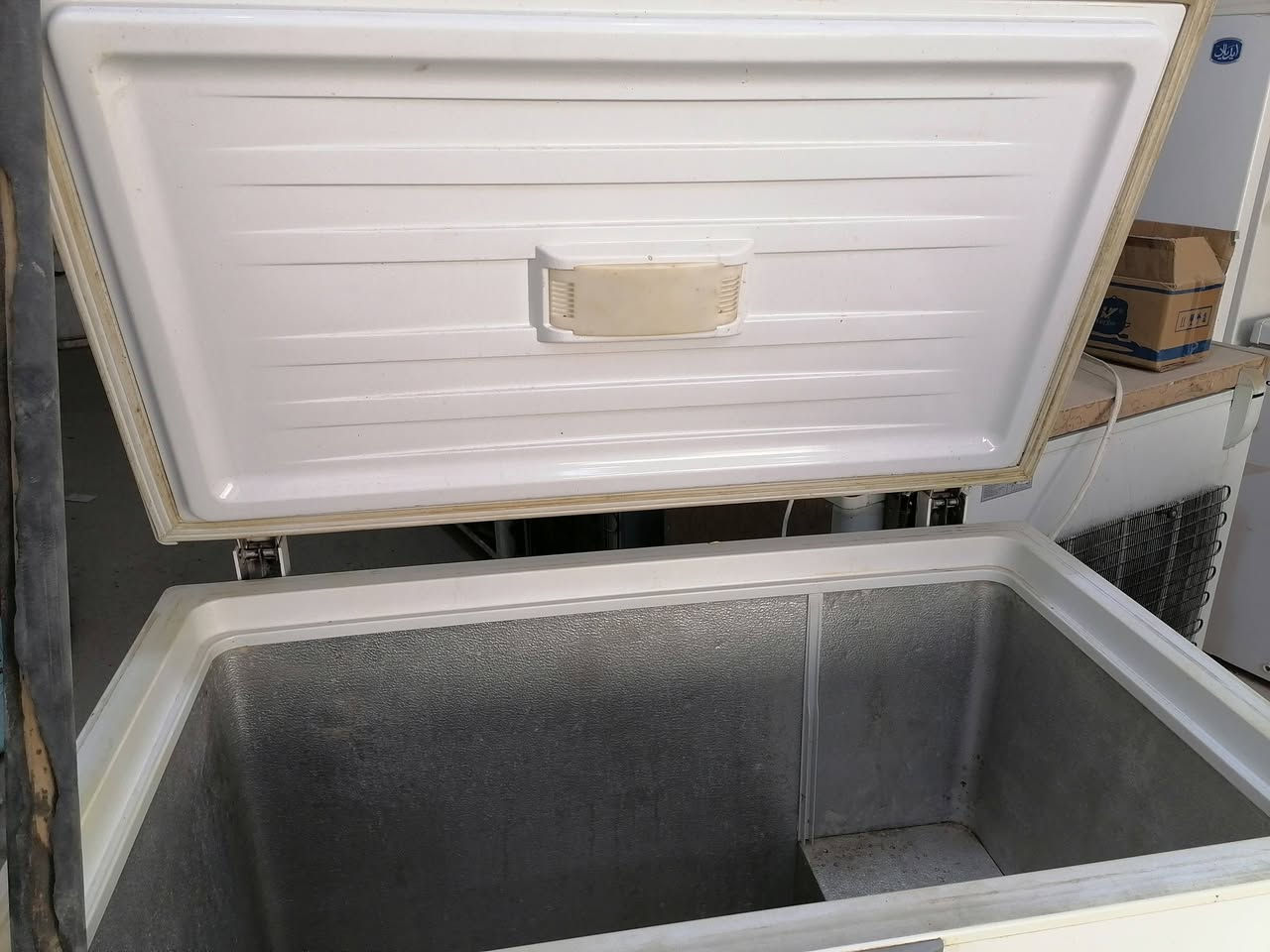 السلام عليكم كشر مجمده للبيع نضيف كلش  مكان سوق الشيوخ الحي العسكري ***********
