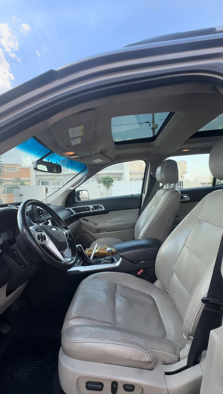 فورد اكسبلور 2012 

فول موصفات ليميتد
بدون صبغ بي ثلاث اماكن اقل من شبر تعديل بارد 
البقيه شرط من دعاميه لدعميه ومكفوله كير ومحرك خير من الله الشراي يتصل 

واتس موجود ***********
رايده 155 ومجالها بسيط 

موصفات 

محرك ٦ سلندر
- سبعة راكب
- جنطة ذكية 
-دبل اكسل
- بانورامه
- حساسات خلفي وطراف 
- بصمة تشغيل عن بعد وبصمة ابواب
- شاشة كبيرة  
- الكشنات الامامي  كهرباء 
- ويل الجنوط المرغوبه وحلوه 
- لايتات زينو
-كشنات جلد
-وباقي المواصفات المعروفه بل اكسبلور اليمتد الفول 

هزه وسنويه جديد ثاني يوم احول
