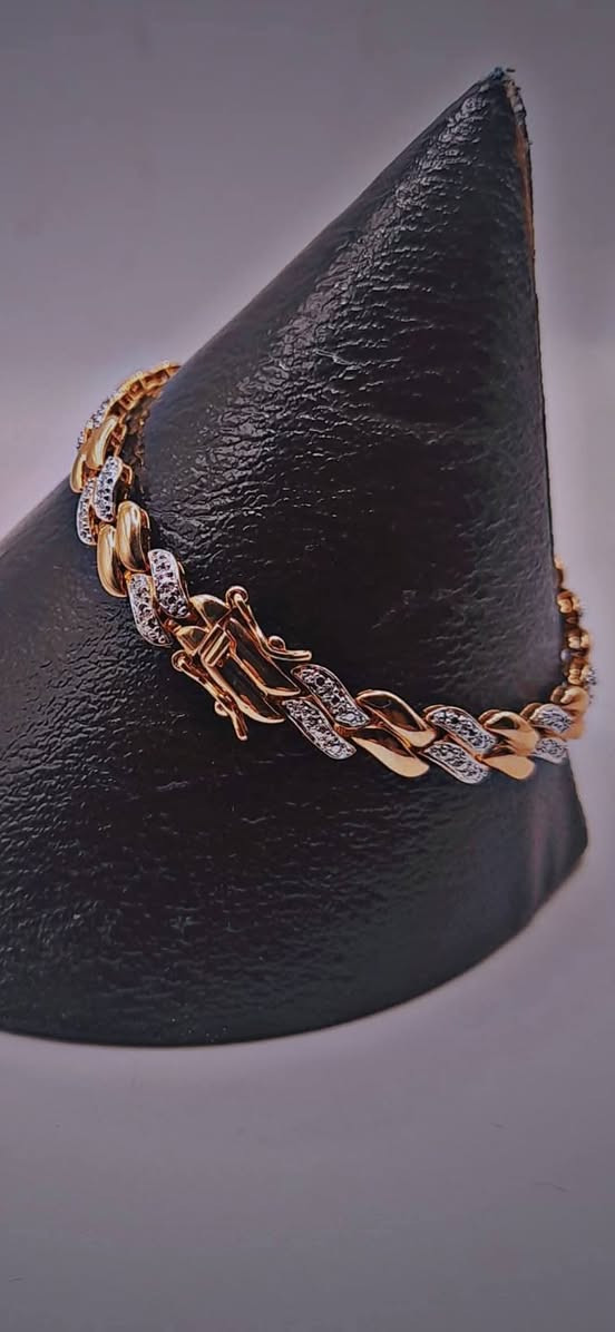 كما وعدناكم بتقديم الاميز والاندر من انتيكات و مجوهرات وتحف (الدار العالمي للانتيك ) ، سوار فضة 925 مع طلاء سميك وثابت من الذهب عيار 18 مرصعا بحبات من الالماس البلجيكي النقي ،،،
***********     واتساب &  فايبر
