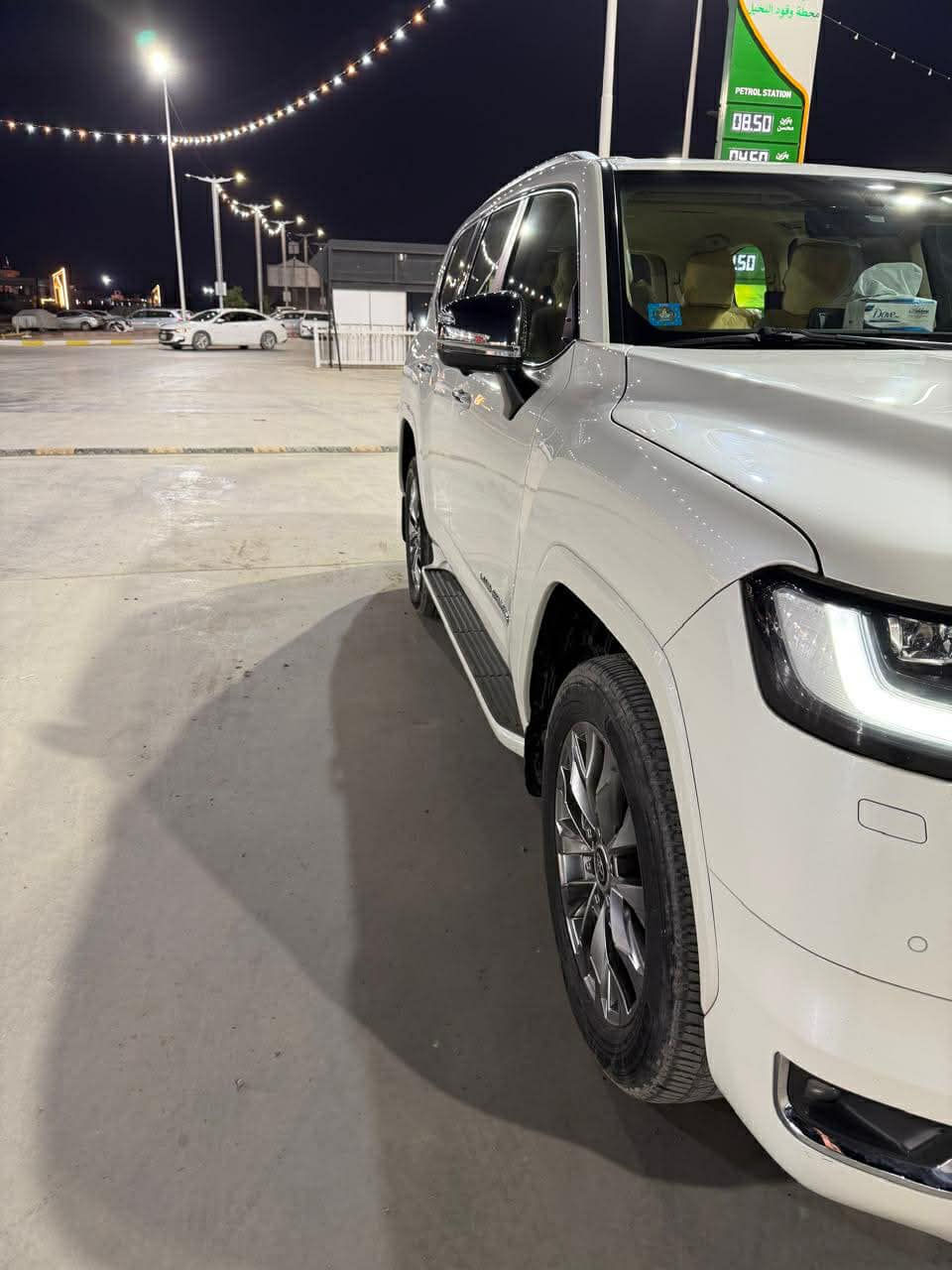 السلام عليكم 
لاندكروز VX مكينه 4000 السياره ساز خير من الله فول الفول كفاله عامه ماشيه 35 كيلو متر حقيقي 
السياره بسمنه سنويه وهزه جديد 
تايرات الشركه بيه 
وملاحظه للسياره ما متواجه على الفيس 
بس على الهاتف تحب تفاصيله اكثر اتصل على هذه الرقم 
***********
