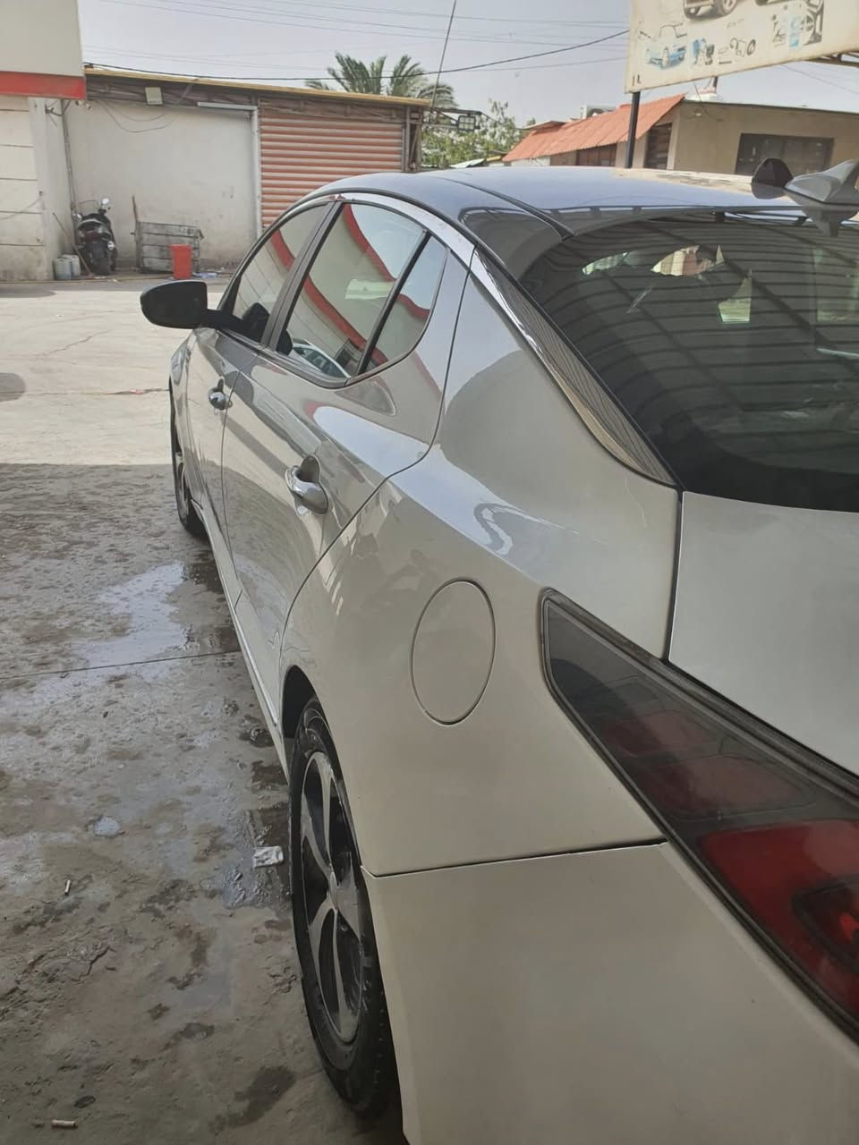 السلام عليكم
كيا اوبتما 2016 
وارد امريكي حادثها بابين الصدر وجاملغ الخلفي مصلح
مواصفاتها 
بصمه 
تحكم ستيرن جهتين 
بلوتوث 
حساسات اماميه خلفيه 
اشاير بالمري 
السياره سابقا هايبرد بامريكا 
بس حالياً فقط بانزين
للإستفسار *********** 
مكاني النجف
