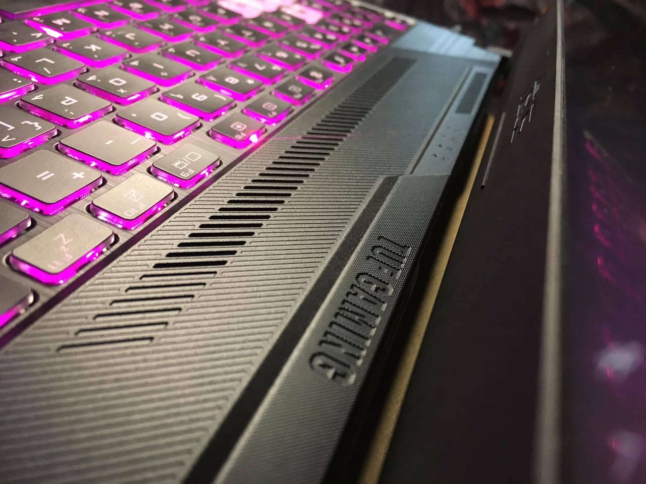 السلام عليكم ورحمة الله وبركاته 
لابتوب الكيمنك من Asus فئه الTUF GAMING  القويه 
جهاز نضافه حلوه بدون اعطال كله شغال مضمون
ياتي بالمواصفات التالية 

شاشه حجم 15.6 انش بمعدل تحديث ١٤٤ هرتز الوان شاشه تغطيه 100%SRGB  حواف نحيفه

معالج ممتاز من AMD 
RYZEN 7-4800H 16CPU 4.80GHZ 
بما يعادل الجيل الاحد عشر بالمقارنه مع انتل

كرت الشاشه المنفصل احترافي من
NVIDIA GTX 1660 TI -6GB GDDR6X 256BIT FULL WATT
حجم 6GB ممتاز 

رامات سعه 16GB نوع DDR4 قابل للتطوير
هارد سعه 512M.2 قابل للتطوير
كيبورد RGB تفاعلي وصوت ستيريو محيطي جدا عالي
بطاريه ساعه و اكثر

منصب عليه الكيمنك الثقيل من ضمنها Forza horizon 6 

السعر ٦٣٥ الف فقط 
بغداد قرب البياع ويوجد توصيل ايضا 
للتواصل***********
