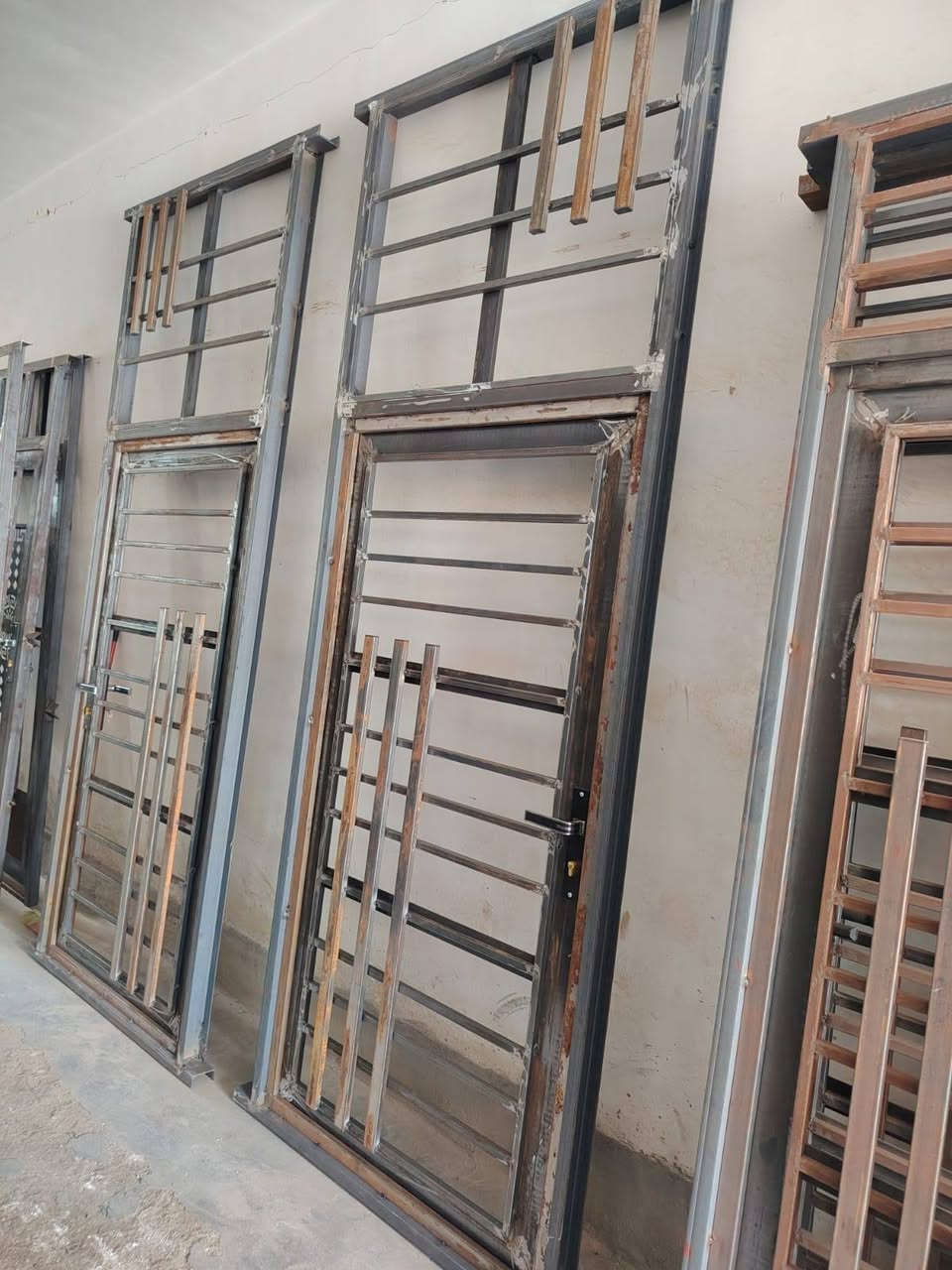 السلام عليكم تعلن سكلة ابو وليد عن تخفيض الأسعار انواع الأبواب الخشب والحديد اسعار مناسبه العنوان القادسيه الثانيه مقابيل مدرسة الحوراء رقم الهاتف ***********
