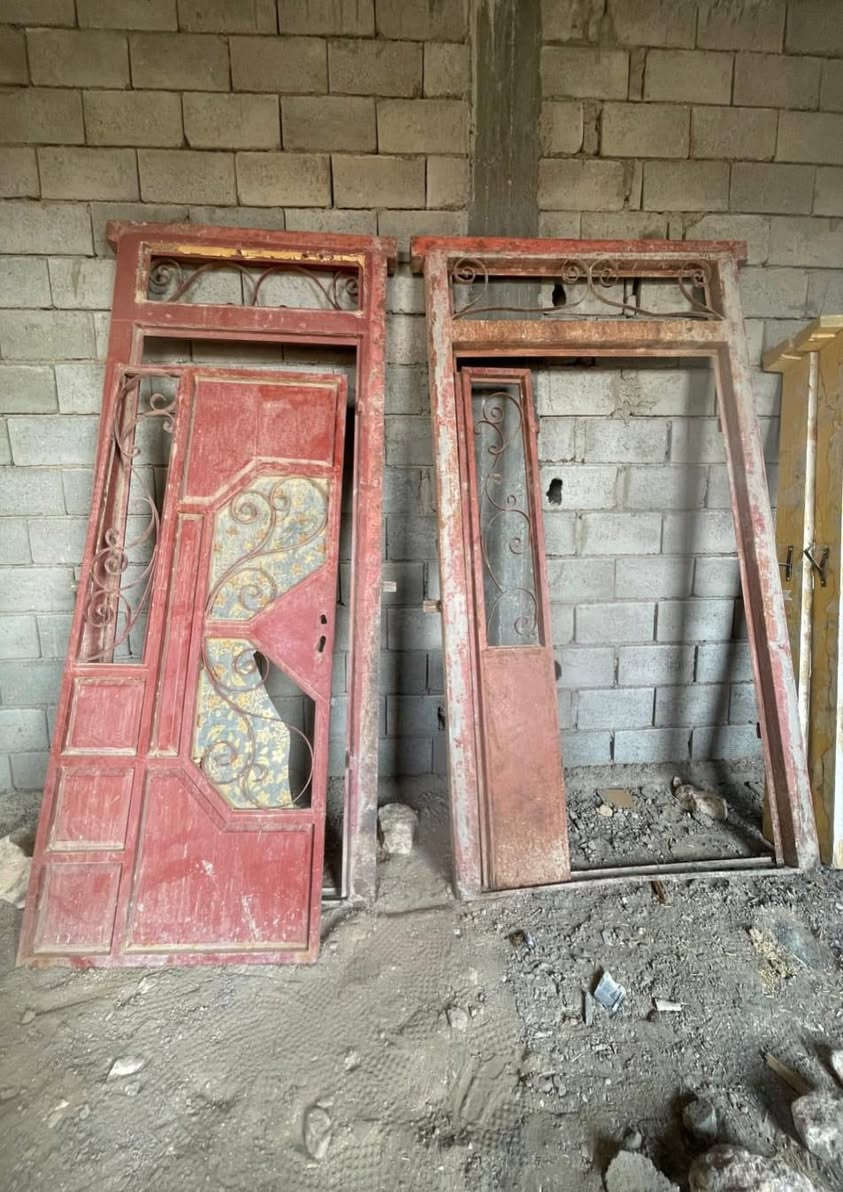 السلام عليكم
موجود بوب وشبابيك حديد للبيع 
بوب خارجيه عدد 2 
1 باب طول 250 وعرض 140
2 باب طول 250 وعرض 110
شبابيك عدد 9
6 شبابيك قياس واحد طول 130 وعرض 120
وشباك مطبخ طول 100 وعرض 100 
وشباكين كندور طول 120 وعرض 40 

للشراي يتصل على هاذ الرقم ***********
