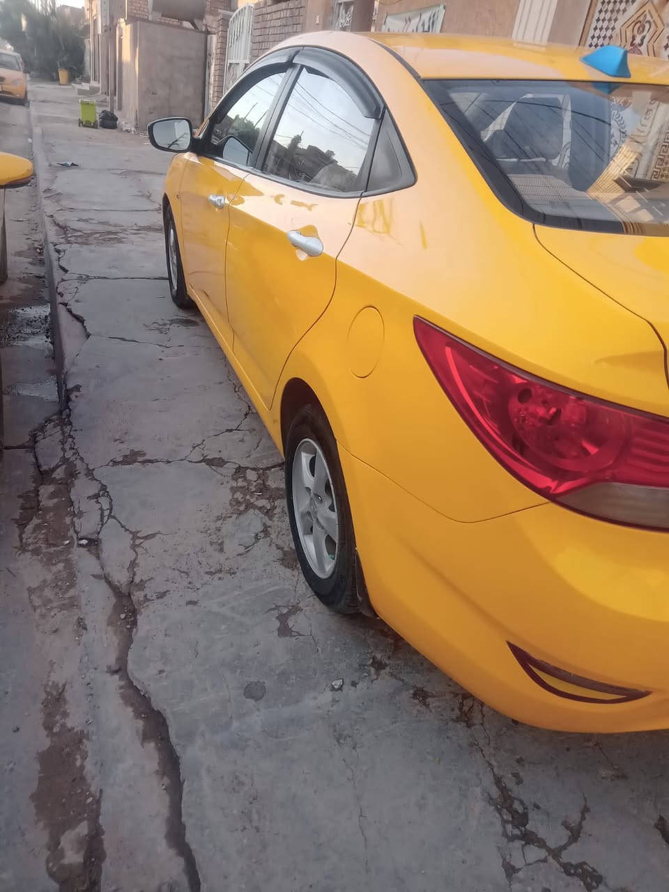 السلام عليكم اكسنت للبيع موديل ١٣ خليجي محرك ١٦٠٠ قطرتين السياره خير من الله بيها بس طخه بل باب الي وره الصدر بصيطه تبريد صدر خير من الله مكاني بغداد السعر ٩٠ 
وبيها مجال ***********
