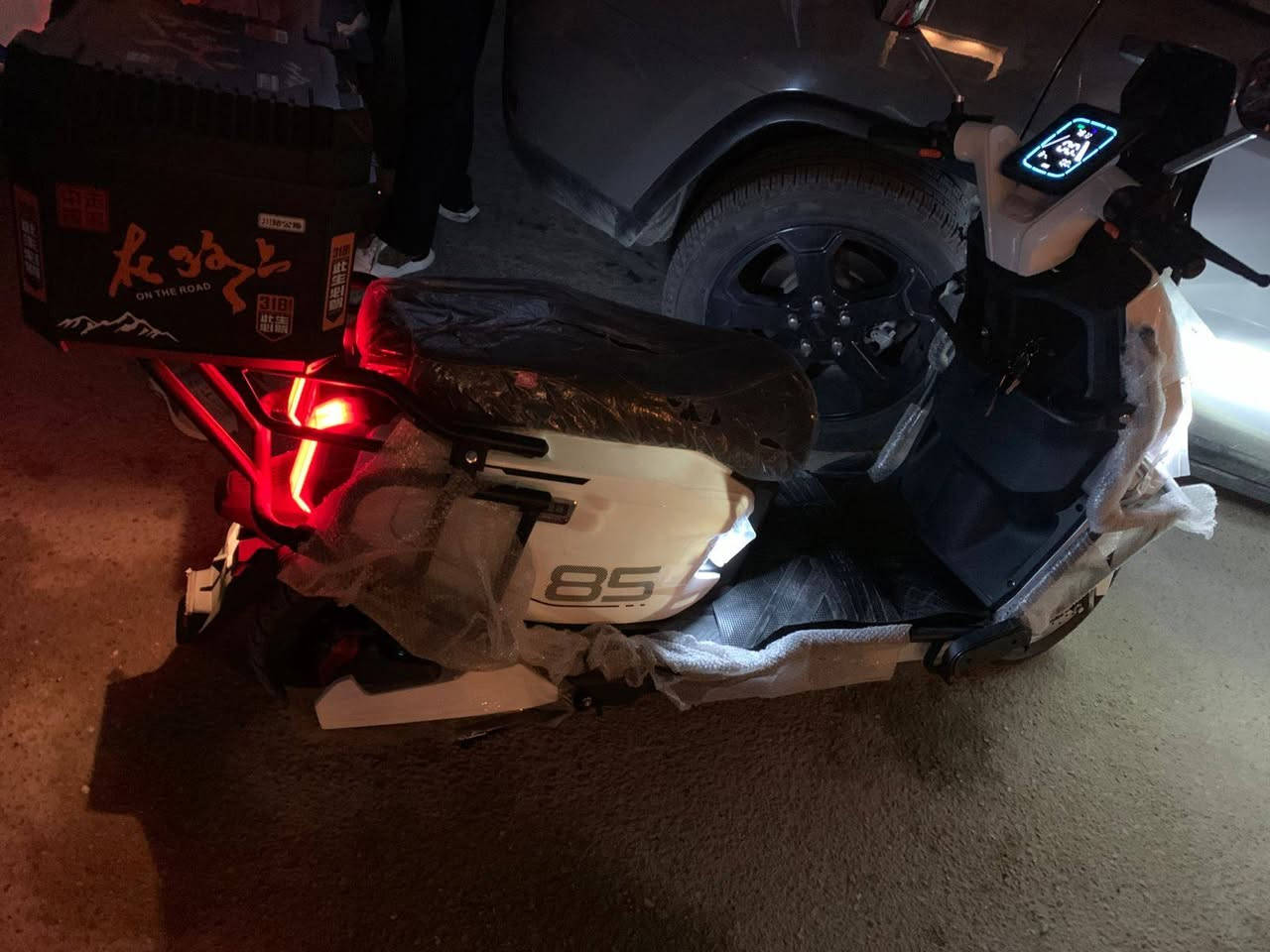 سلام عليكم دراجه شحن البيع موديل 2026بطاريات 6اليثيو بعده زيرو  ماشيه 65 تمشيك 85 كيلو سرعته 85صندوك شاحنه الون ابيض مكان بغداد السيديه. السعر  مليون وميه      رقمي   ***********
