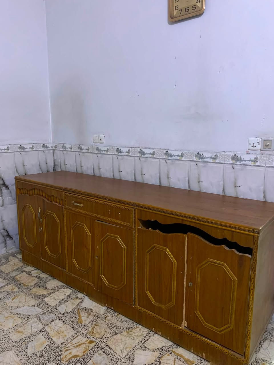 1️⃣  ثلاجتين نظيفات
2️⃣  ميز طعام يتصغر ويتكبر نظيف
3️⃣  بوفيه نظيف 
4️⃣ تخم 10 مقاعد 
5️⃣  تلفاز بدون نت حجم 32 
6️⃣  غسالة يشتغل بس الغسل التنشيف عاطل 
7️⃣ ميز صغير نظيف 

#️⃣ الغراض ينباع شلعه كامله او مفرد حسب احتياجكم   ***********
مكاني : حي اور فلكة صباح الخياط
