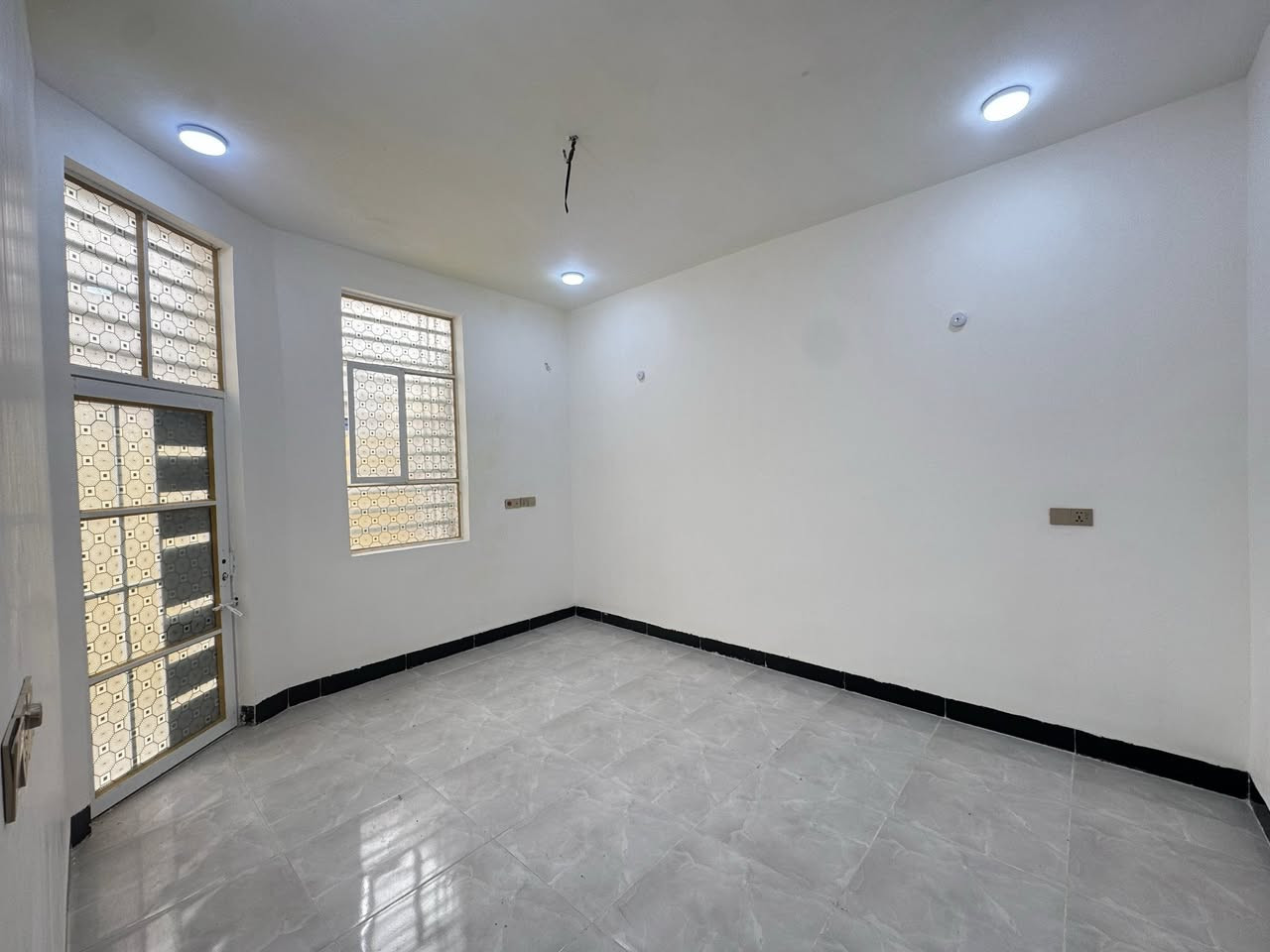 يا رزاق 
دار 100 متر مربع غرفتين 
صاله ستقبال مطبخ 
صحيات داخليه خارجيه 
طابو زراعي سند 25 مشمول بتطويب 
بناء طابوك اساس وسكف صب 
ارضيه بورسلين 
مقابل ملحق قريه الغدير عامود 321 
عنوان المكتب مقابل ملحق قريه الغدير عامود 317 
استفسار اكثر اتصل على الرقم التالي او مراسله واتساب 
***********
