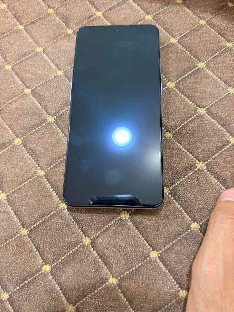 جهاز  realme GT Neo5 SE: للبيع
النضافة 98 كلش نضيف الجهاز

* المعالج: Qualcomm Snapdragon 7+ Gen 2 بتقنية 4 نانومتر، مع معالج رسوميات Adreno 725.  
* الشاشة: AMOLED مقاس 6.74 بوصة، بدقة 2772×1240 (1.5K)، ومعدل تحديث يصل إلى 144 هرتز، وسطوع أقصى 1400 شمعة.  
* الذاكرة والتخزين: خيارات 8 أو 12 أو 16 جيجابايت RAM،

 سعات تخزين 1 تيرابايت.  

* الكاميرات الخلفية:
    * رئيسية 64 ميجابكسل.
* الكاميرا الأمامية: 16 ميجابكسل.  
* البطارية: 5500 ملّي أمبير مع شحن سريع بقوة 100 واط.  
* النظام: Android 13 مع واجهة Realme UI.  
* الاتصال: يدعم 5G، NFC، بصمة مدمجة بالشاشة، سماعات ستيريو، وBluetooth 5.2 

رايده ب 325 وبي مجال بسيط للشراي !!


**إذا كنت صاحب هذا الإعلان وتريد حذفه لأي سبب، رجاءا أرسل رسالة إلى الدعم الفني**