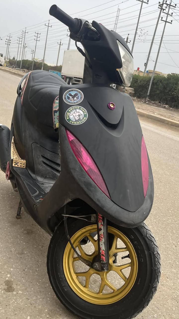 اسلام عليكم دراجه ماكس عدله شغاله من الطول للطول نكره سلف بكل وقت الدراجه مزوعه تزويد شوفت عينك مكينته 50بلاديه مفتوحه ولفات فقط سعره 650وبيه مجال مكاني ناصريه مركز ***********
