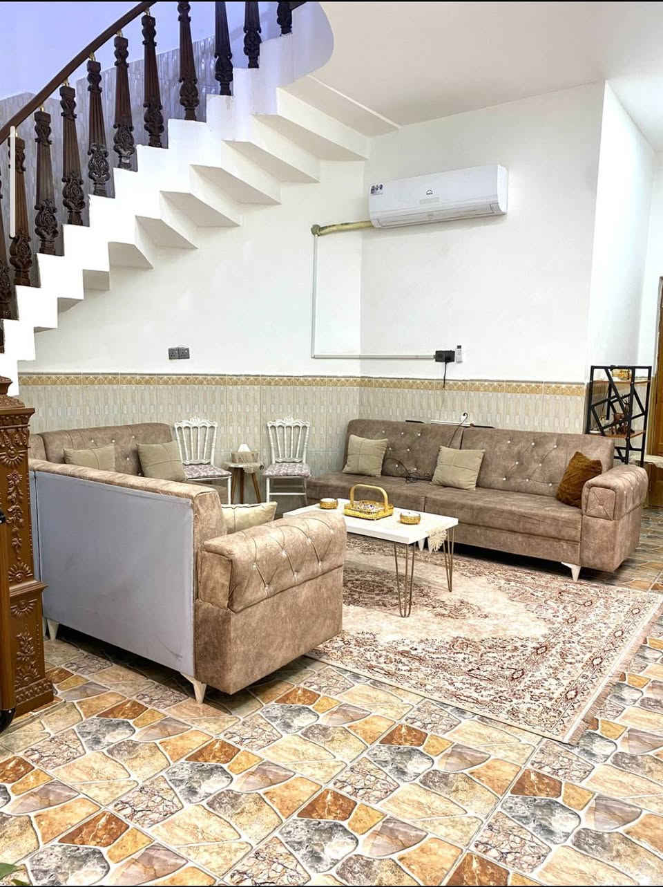 بيت طابقين في الامن الداخلي المنطقة الجديدة قريب
جدا جدا ع شارع القائد
يتكون من 5 غرف نوم
دیوانيه كبيره ٨ في ٤
صاله عدد ۲
كراج
مطبخ بارد و حار
...... رج دائري
حمام عدد ۳
..... اليكم الصور
السعر ۲۹۰ مليون المساحه 200م استفسار ***********
