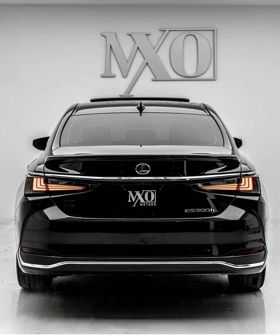 Lexus es 300 h 2025 هايبرد 

السيارة فول مواصفات ١/١ 

ماشية 48 الف miles 

باب واحد صبخ بدون ارباگ 

بعض من مواصفات السيارة 

كامره خلفيه  

حساسات امامي و خلفي 

رادارات امامي و وجانبي 

مثبت سرعة تفاعلي 

تدفئة تبريد كشنات مع خرن ميموري 

فتحة سقف 

داتا شو 

شاشة جبيرة نظام كار بلي وايرليس 

شحن لاسلكي  

مري شفط وكهرباء 

وبيها بعد هواي مواصفات معروفة 

السيارة جاهزة بدون نقص 

سعرها 315 وبيها مجال 

مكان السيارة دهوك 

سیارە بدون رقم ترقم رقم شمالی ای محافظە

***********☎️

58ADA1C11SU055114
