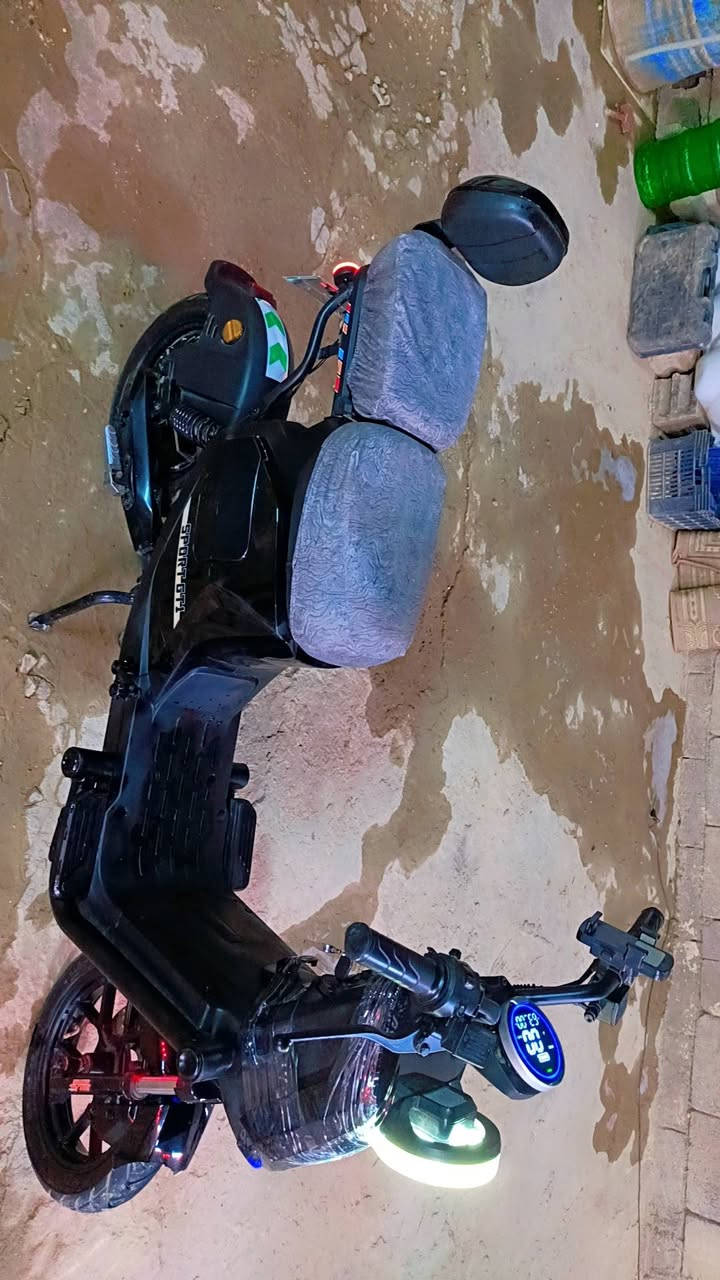 دراجة شحن (SPORT GTI) نظيفة ومعدلة وجاهزة للشارع! 🏍️✨
ا
"إذا تدور راحة بال وسياقة مريحة واقتصادية، هاي الدراجة تفوتك! نظافة وترتيب وعينك ميزانك."
​📊 المواصفات:
​السرعة: 65 كم/ساعة (سرعة حقيقية ومكفولة) ⚡
​الجير: 4 نمرات (تحكم كامل بالسرعة حسب رغبتك) ⚙️
​البطارية: مبدل بطارية واحدة جديدة 🔋
​الإضافات: شاشة ديجيتال زرقاء واضحة، لايت أمامي LED دائري مميز، كشنات مريحة ومغلفة، ورقم كربلاء مميز 1 🔴
​💰 السعر:
​500,000 دينار عراقي
​ملاحظة: وبيها مجال للشراي الطيب، والما عنده خيرات وما يتمكن، ننزل له هواي وما نقصر وياكم إن شاء الله. 🤝
​للتواصل والاستفسار: [***********]
​تكدر تنسخ هذا النص وتنشره مباشرة بجروبات البيع أو على حسابك. بالتوفيق ببيعتها!
