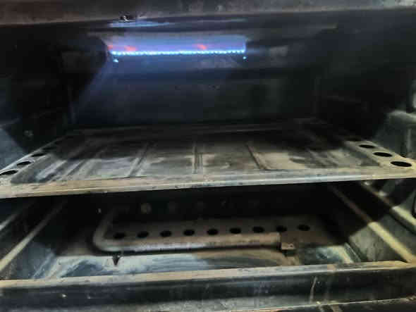 للبيع طباخ خمس اعيون كله شغال مثل ما موضح بل صوره  ما عده بل وسط سعره 70 الف  
كرسي حديد يطبك مثل ما موضح بل صوره سعره ١٢ الف 
عنوان الحريه قرب سوك ثانيه ***********
