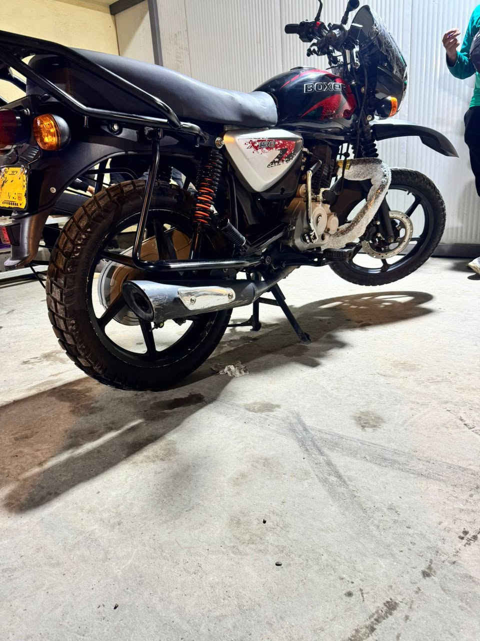 سلام عليكم 
دراجه بوكسر للبيع مرقم 2023
رقم وسنويه كامله مكمله باقي بس استلام الوحات باجر استلمهن التحويل ثاني يوم 
 الدراجه كفالة عامه السعر2200وبيها مجال 
بكاني بغداد المنصور 
الرقم ***********بي واتساب 
رحمة الوالديكم الموشراي ليعلق والميعجبه السعر اعبرالمنشور لتعبني
