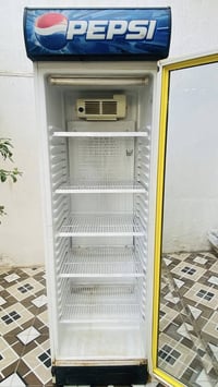 ثلاجة عرض • شغالة • البلد