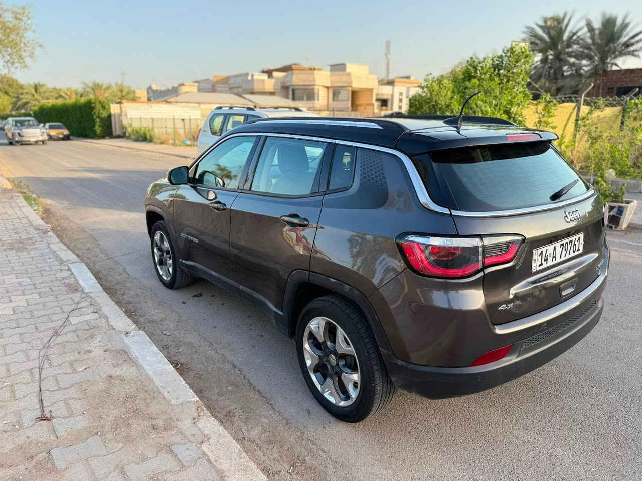 جيب كومباس 2018 ليميتد
 (Jeep Compass Limited 2018) 

للبيع سيارة جيب كومباس فئة ليمتد (Limited) وارد امريكي أعلى مواصفات .

المواصفات العامة والمحرك:
 المحرك: 4 سلندر، سعة 2.4 لتر (Tigershark) – محرك اقتصادي وقوي.
 الكير: أوتوماتيك (9 سرعات).
 نظام الدفع: دفع رباعي (4WD) مع نظام (Jeep Active Drive) للتحكم بالقيادة حسب التضاريس (طين، رمل، ثلج، صخور).

المواصفات الخارجية والراحة:
 البانوراما: فتحة سقف بانوراما كاملة.
 البصمة: بصمة تشغيل وبصمة أبواب (دخول ذكي)، بالإضافة إلى ميزة التشغيل عن بُعد.
 الجنطة (الصندوق الخلفي): كهرباء (تفتح وتغلق بزر وقابلة للتحكم عن بعد).
 الإضاءة: لايتات زينون مع إضاءة LED نهارية مميزة، وكشافات ضباب.

 الويلات: ويل كروم حجم 18 إنج (شكل الليميتد المميز).
المواصفات الداخلية والرفاهية:
 الكراسي: جلد بالكامل (تطريز بلادي فخم)، الكراسي الأمامية تحكم كهربائي مع ميزة التدفئة (للكراسي والستيرن).

 الشاشة: شاشة دشبول كبيرة حجم 8.4 إنج تدعم نظام (Apple CarPlay) و(Android Auto)، ونظام خرائط (Navigation).
 
التبريد: تبريد قطعتين (دبل زون) ثلج ما شاء الله.
 النظام الصوتي: نظام صوتي مميز ونقي جداً.

الأنظمة الذكية والأمان:
 الرادارات: رادار أمامي، رادار جانبي (نقطة عمياء)، ورادار خلفي للمساعدة على الاصطفاف.
 كاميرا خلفية دوارة مع حساسات خلفية بلادية.
 نظام التنبيه عند الخروج عن المسار.
 نظام (Auto Start/Stop) لتوفير الوقود عند التوقف.
حالة السيارة: السيارة كاملة ان شاء الله بيها ملاحظات بسيطة وواكعة من السعر رايدها ب 135$ وبيها مجال بسيط مكاني بغداد للاتصال *********** بغداد, العراق

