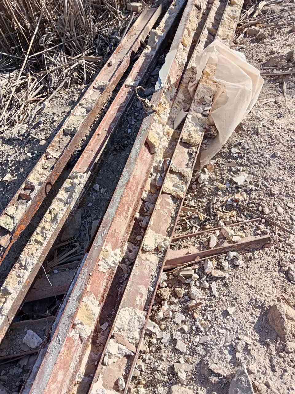 السلام عليكم
للبيع حديد تفليش بيت قديم :
شيلمان تفليش قديم اصلي نضافة 95% العدد 22 شيلمانة طول الوحدة 4 ونص متر
شيلمان مقاصير الطول تقريبا متر ونص العدد 16 النضافة فول
(يعني الشيلمان مجموعه 123 متر طول)
هنگلاين مختلفة الاحجام العدد 8 نضافة 90%
شبابيك تفليش العدد 5 مختلفة الاحجام نضيفة جدا بس يحتاجن تنضيف وصبغ ويدات
بيبان  نضيفة كلش العدد 5 بس يحتاجن تنضيف وصبغ و كيلون 
العنوان بابل / السدة /المهناوية /الليلي
للاستفسار المراسلة على الخاص


**إذا كنت صاحب هذا الإعلان وتريد حذفه لأي سبب، رجاءا أرسل رسالة إلى الدعم الفني**