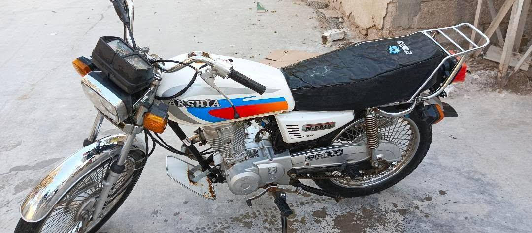 السلام عليكم دراجه أرشه للبيع مكفوله كفاله عامه مابيه اي نقص اوراق كامله مكينه مكفوله جاهزه من كلشي السعر 700 وبيه مجال
مكاني بابل المسيب***********
