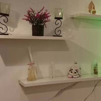 رفوف خشب • مرايات حسب الطلب • إضاءة لاصقة