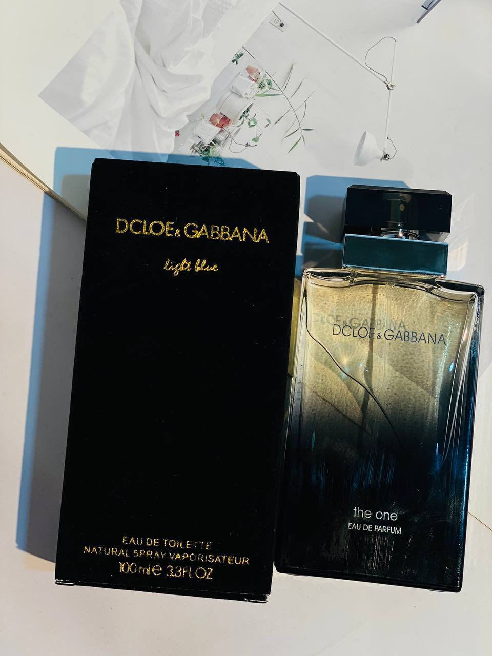 🖤💙 عالم من الفخامة والانتعاش مع Dolce & Gabbana 💙🖤
لكل من تبحث عن التميز، الحضور الطاغي، والجاذبية التي لا تُنسى.. 

1️⃣ عطر Dolce & Gabbana - The One (الأسود) ✨🖤
عطر الفخامة، الأناقة الطاغية، والجاذبية المخملية الدافئة. التجسيد الحقيقي للأنوثة الساحرة التي تترك أثراً وراءها أينما ذهبتِ.
 إفتتاحية العطر 🍊: الخوخ، الليتشي، الماندرين (اليوسفي)، والبرغموت لإنعاش فخم من أول رشة.
 قلب العطر 🌸: زنبق الوادي، الياسمين، الزنبق الأبيض، والبرقوق لتوليفة تنبض بالرقة والنعومة.
 قاعدة العطر 🍂: لمسات غنية ودافئة من الفانيليا، العنبر، والمسك لثبات ملكي يدوم طويلاً.

2️⃣ عطر Dolce & Gabbana - Light Blue Intense (الأزرق) ✨💙
عطر الانتعاش الساحر، طاقة الصيف، ونظافة البحر الأبيض المتوسط. يأخذكِ في رحلة من الحيوية والجاذبية المنعشة التي تدوم طويلاً لتمنحكِ طاقة وإشراقاً لا يُنسى.
 إفتتاحية العطر 🍏: الليمون الحامض والمنعش، مع التفاح الأخضر المقرمش لجرعة طاقة ونظافة فورية.
 قلب العطر 🌸: القطيفة (الأذريون) والياسمين الناعم لتوازن أنثوي رقيق وجذاب.
 قاعدة العطر 🪵: خشب العنبر الفاخر والمسك النقي، لتضمن لكِ ثباتاً قوياً وعميقاً يرافقكِ طوال اليوم.


**إذا كنت صاحب هذا الإعلان وتريد حذفه لأي سبب، رجاءا أرسل رسالة إلى الدعم الفني**