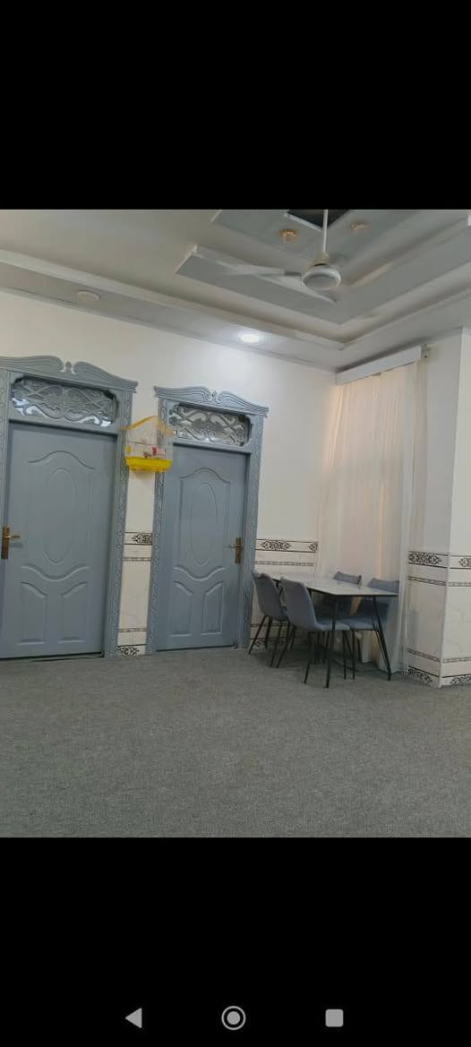 السلام عليكم بيت 125متر مقابل ملحق القريه عمود 314 شارع 32 عرض الشارع 14متر يتكون من استقبال وصاله كبيره ومطبخ وغرفتين صيحات داخليه و خارجيه  سعر البيت 57وبي مجال بسيط والي يحب يشتري شي من الاثاث عادي او طاقه شمسيه 30امبير  ليل نهاري ينظاف ع سعر البيت*********** بيع مستعجل
