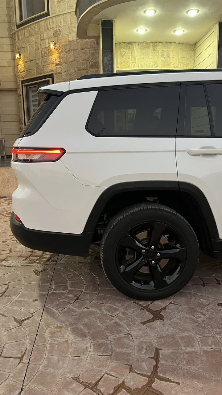 🔹 مواصفات السيارة:
نظام الدفع: 4×4 (دفع رباعي)

اللون: أبيض (Black Top)

رادار أمامي وخلفي

نظام الحفاظ على المسار (Lane Keep Assist)

كشنات (مقاعد) كنتارا وجلد

مقاعد تدفئة

تدفئة في المقود (ستيرن)

تدفئة للمرايات الجانبية

نقطة عمياء (Blind Spot Monitor)

🔹 حالة السيارة:

الضرر: خارجي فقط قطعة جاملغ 

بدون دواخل

وسائد هوائية (إيرباقات) سليمة

السيارة ماشية ٣٨ ميل
 رقم اربيل 
مكان السيارة موصل 
وبيها باج تضليل 

سعر مناسب

*********** للتواصل
