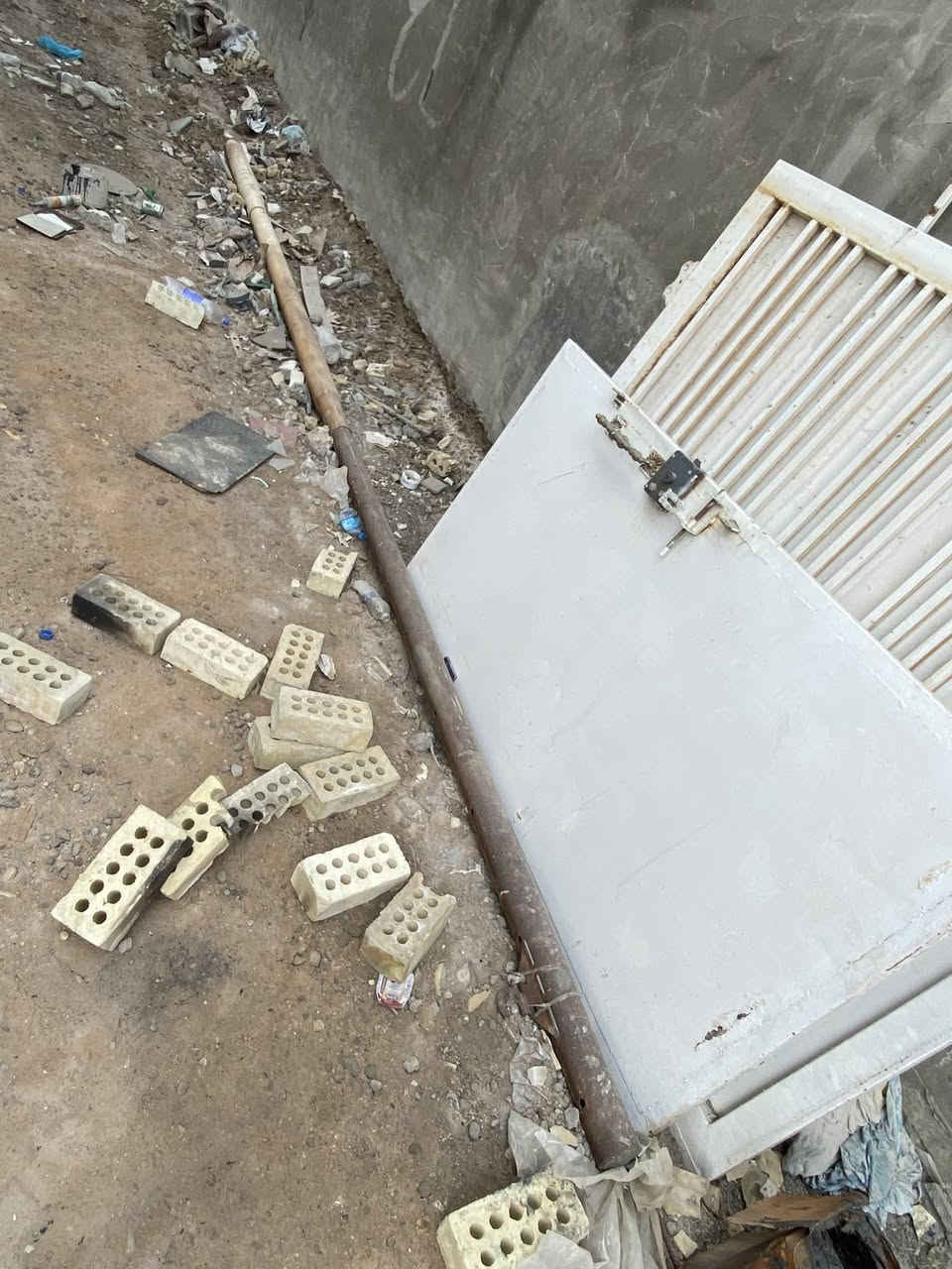 السلام عليكم
———
باب حديد سلايت  كامله جروخ وكيلون  وتيل حديد وشباك حديد وقطع حديد مكصوص للبيع  
طبعاً الباب حيل نضيفه وتجي تشوف بعينك
مكاني / بغداد - الدوره 
***********
