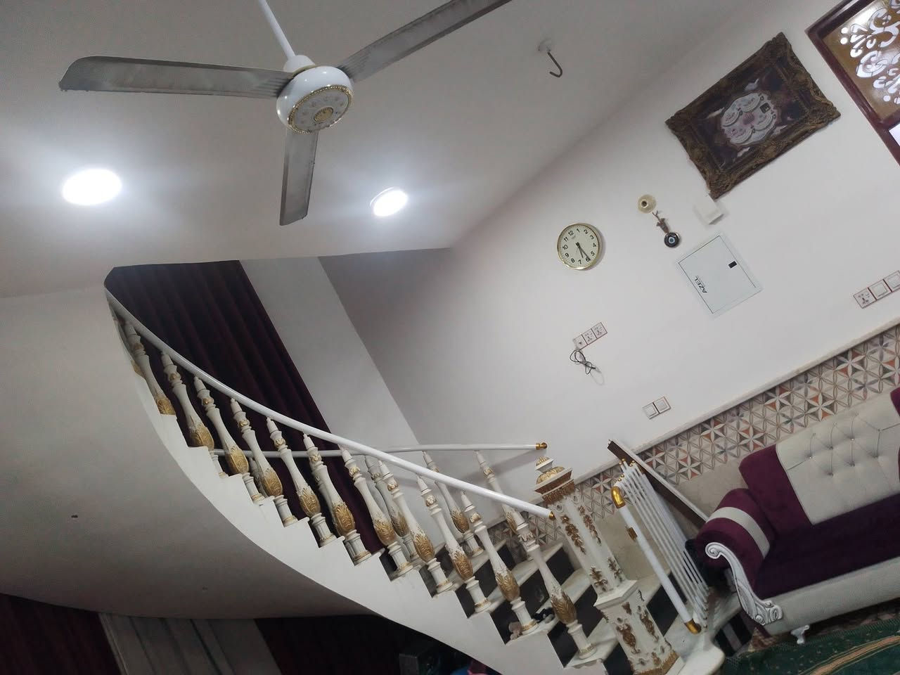 السلام عليكم يوجد بيت للبيع في منطقه لصياحيه يبعد عن التبليط 100 مساحته لبيت 430 متره سنه 25 تحويل مباشر بس اسم المشتري***********////***********

