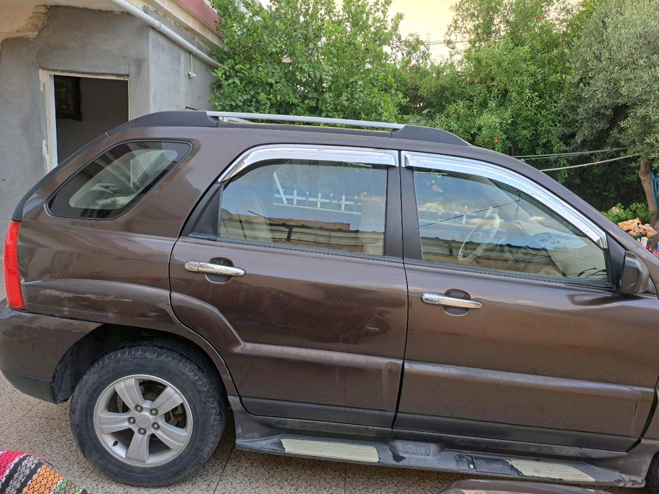 للبيع: كيا سبورتج 2010 - خليجي نظيف جداً 🚗
​المواصفات:
​الموديل: 2010.
​الوارد: خليجي.
​اللون الخارجي: جوزي (بني).
​اللون الداخلي: بيجي.
​المميزات: فتحة سقف، شاشة أيباد متطورة.
​اللوحات: رقم أربيل، السنوية والارقام باسمي ومجددة لغاية 2028.
​الحالة العامة للسيارة:
​الصبغ: السيارة مكفولة من الصبغ تماماً.
​الملاحظات:
​يوجد تكحيل بسيط جداً في (الجاملغ، البنيد، والباكلايت).
​جرد خفيف جداً في البنيد (موضح بالصور).
​تعديل بارد بمقدار شبر واحد في باب السكن.
​السعر المطلوب:
💰 115 ورقة (11,500 دولار).
​للتواصل والاستفسار:
📞 ***********