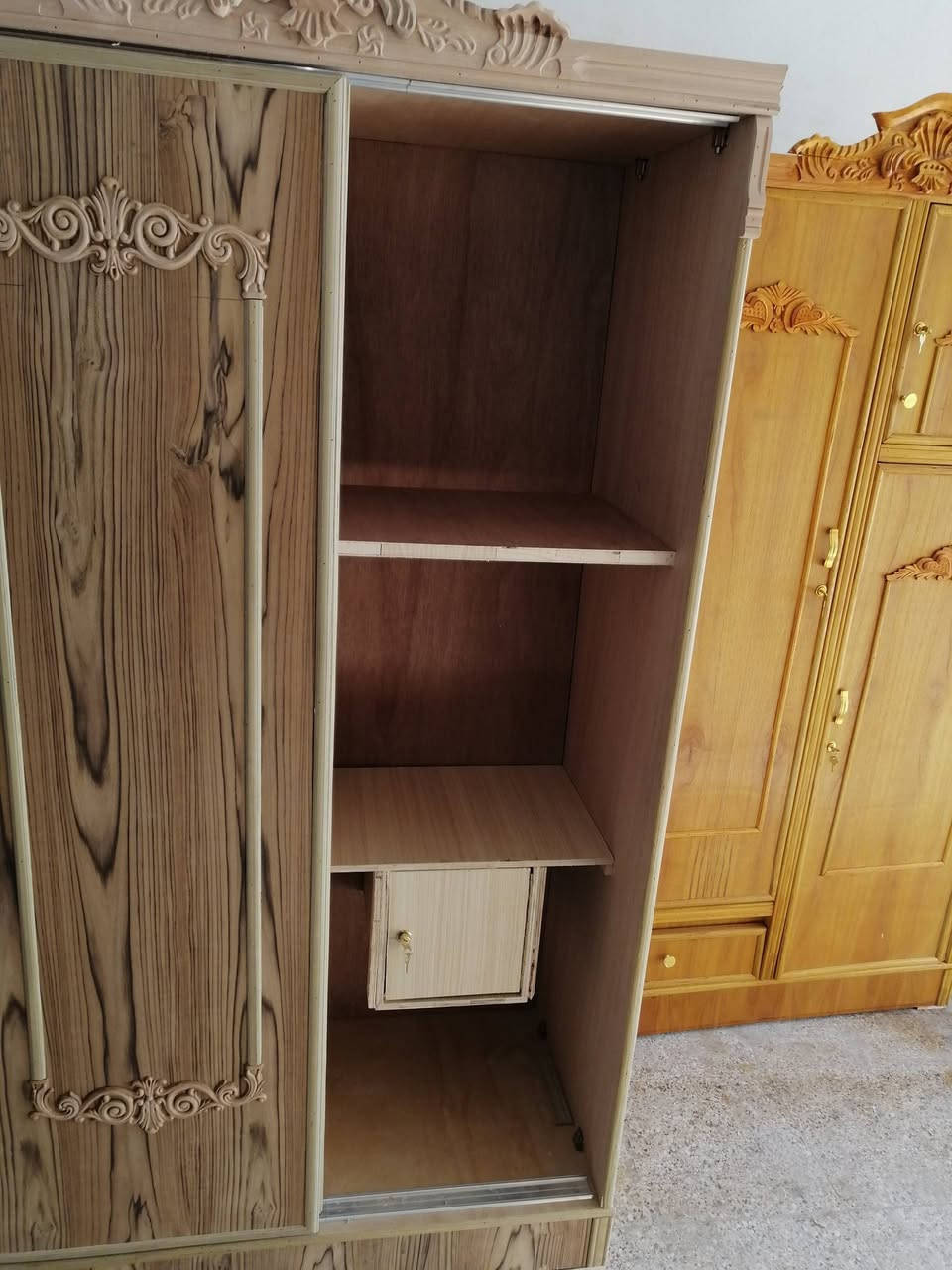 السلام عليكم يتوفر كناتير بوفيات شغل درجه أوله بسعر الجملة اسعار مناسبه جدا العنوان بعقوبه كاطون الرازي شارع ابو رباح قرب مرطبات لسيد مزاد ابو كرار الغريباوي ***********
