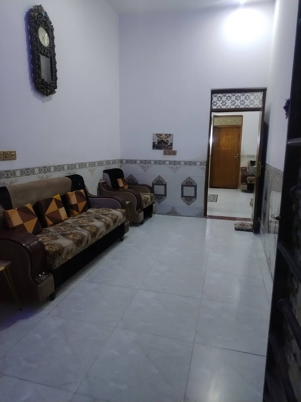 دار للبيع ركن  زراعي شموع حديث البناء فول كونكريت طابوك بنا درجه اولئ قرب شارع 30
مساحه البيت 197متر 

البيت تعال وسكن نقص مابيه  شارع 10 متر 

يحتوي علئ غرفتين صاله هول استقبال مطبخ صحيات داخلي خارجي ساحه حديقه الفوك صاله صحيات

 السعر 130 اوبيه مجال بسيط إستفسار *********** اكرم الاسدي للعقار
