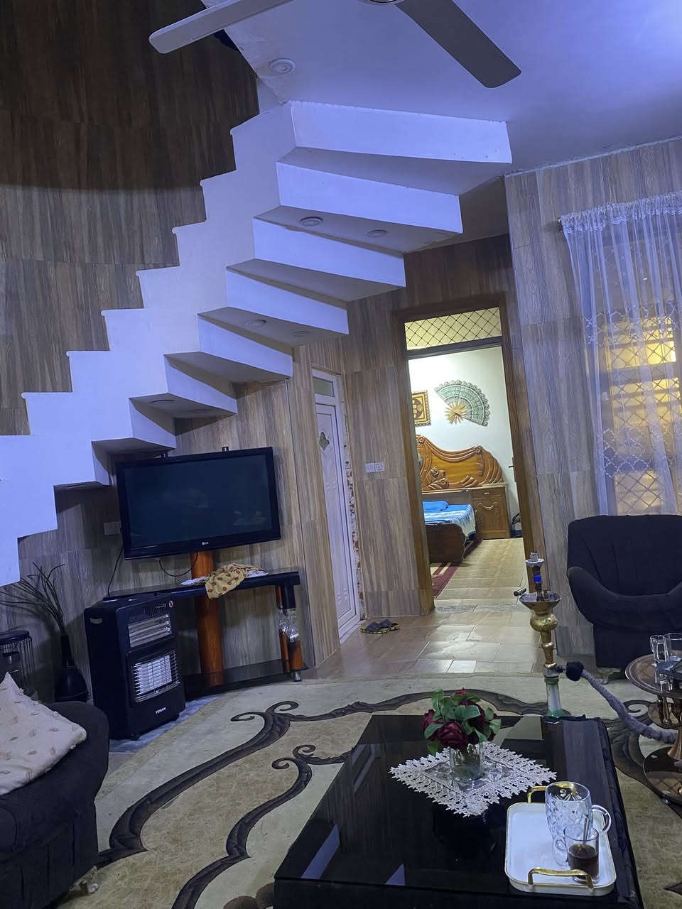 دار للبيع مساحة ١٦١ متر  واجهه ٧ نزال ٢٣ متر ملك صرف سند باسمي
بناء طابقين ونص 
الشعب حي التجار 
٥ غرف نوم 
مناور عدد ٢
كراج 
صحيات عدد ٥ 
استقبال كبير
مطبخ هول كبير 
بي ملاحظات بسيطة يحتاج ارضية الطابق الأرضي تعبانة
محجر للدرج 
تطبيك درج الطابق العلوي 
السعر ٣٨٠ مليون وبي مجال بسيط 
للاستفسار ***********
مامتواجد على الفيس بوك
