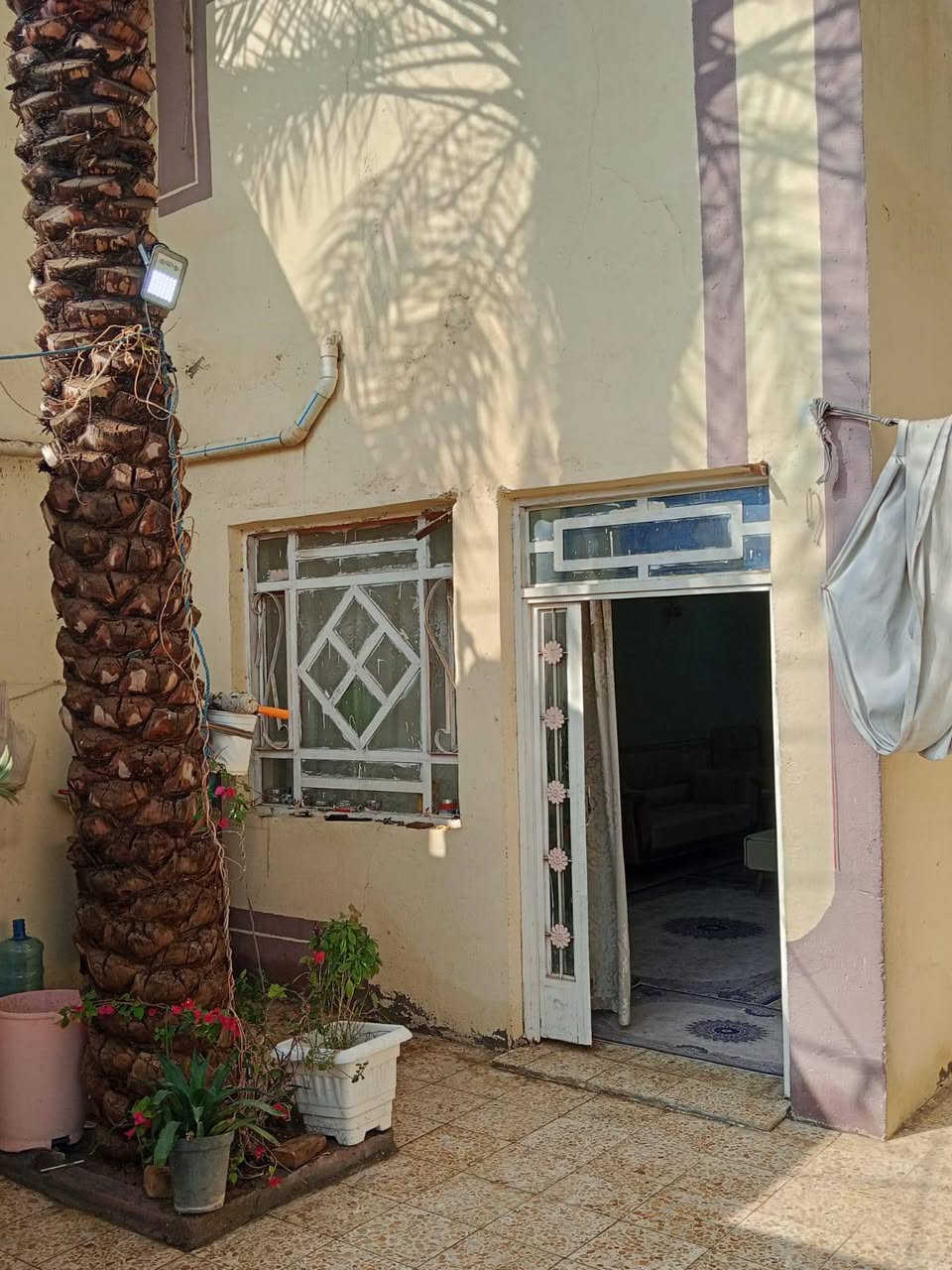 السلام عليكم
بيت 152متر 
الطابق الارضي 
غرفتين 
صاله 
مطبخ حار ،بارد 
استقبال 
2 مجاميع صحيه 

الطابق الثاني 
غرفتين 
صاله 
مجمع حمام 

رباط شريطي صب 
السقف طابوق (عكاده) بناء كلش نضيف 
موقع : حي الوفاء _شارع عشرين مقابل حي الجزيره 
المساحه 200 متر مببوع منه 4في11.75
باقي الوجه 6متر من البيت نزال 20
مساحه واسعه 
السعر 170 وقابل لتفاوض
للاستفسار : ‏‪***********‬‏
