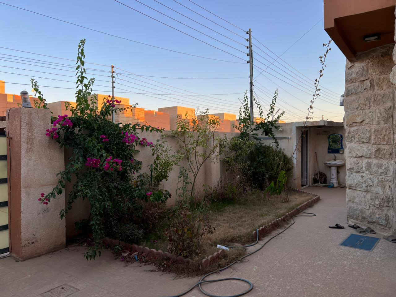 السلام عليكم دار للبيع في مجمع طيبه طابق ونص مساحه الدار ٢٥٠ متر  وجه ١٢ ونص نزال ٢٠ متر يتكون الدار من ٣ غرف نوم كبيره و٣ حمامات واستقبال ومطبخ سيراميك وسقوف بناء درجه أولى سعره مناسب ١٣٥ وبي مجال للاستفسار الاتصال على الرقم ***********
