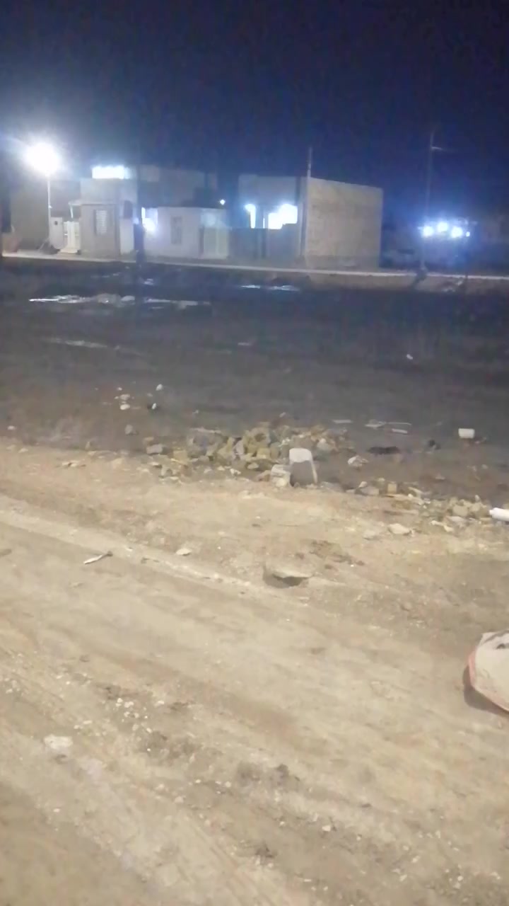 للبيع بيت مساحه ١٠٠ متر طابو زراعي مجمع الجوادين السكني منطقه سيد حبوب وكل الخدمات متوفره سند ٢٥ ومداور سهم بطابو شغل درجه اولى اساس كونكريت مكون غرفتين وصاله ومطبخ وصحيات وبراني ومناور وصحيات خارجيه وداخليه السعر ٢٤ مليون وبيه مجال للشراي كهرباء ماي شوارع مرتبه ضوئي اناره ليليه مولده ***********
