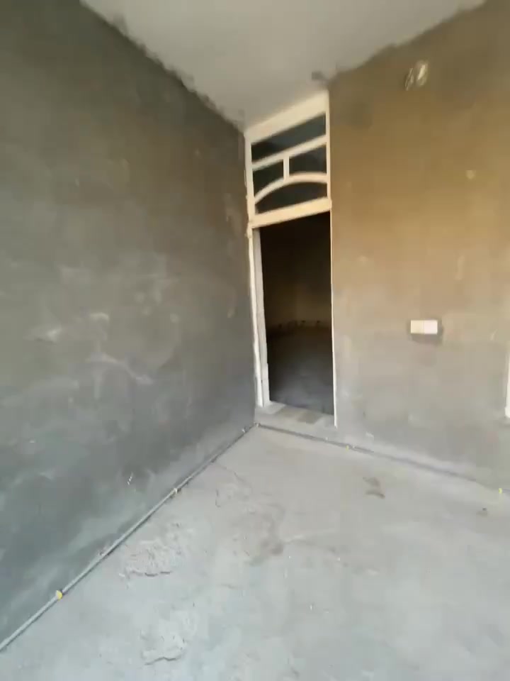 بيت للإيجار.  يحتوي عله غرفه مع كندور كبير مجمع صحيات مطبخ  وكراج كبير. وحديقه. المكان حله  البكرلي. حي الفنانين  الاستفسار ***********
