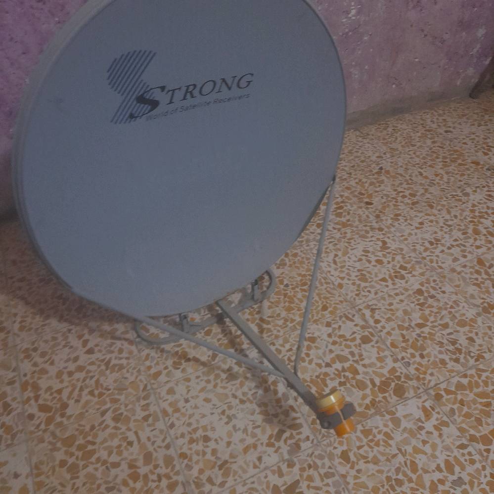 ستلايت سترونك نظيف مع اولمبي ب٢٥ الف ٢ قفص مضبوط مال مكيف الواحد ب٢٥ الف واتربم برفاب جديد ب١٠ الف و  واتربم آخر ب١٠ كان في كونفيرا وايضا قفص اخر لمكيف ب٢٠ الف ويرهم ميز مبرده وكان مربوط مباشر على مربع شباك يعني ما بي وجه مربع  مبين بلصور شراي خاص زعفرانيه  او وات ساب ***********  وبوفيه قياس كبير نظيفه تفاصيلها بلصوره ب١٧٥ الف بيها مجال