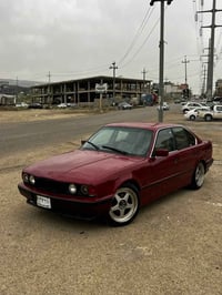 بي ام دبليو ٥٢٠ • قير عادي • بويا جديد