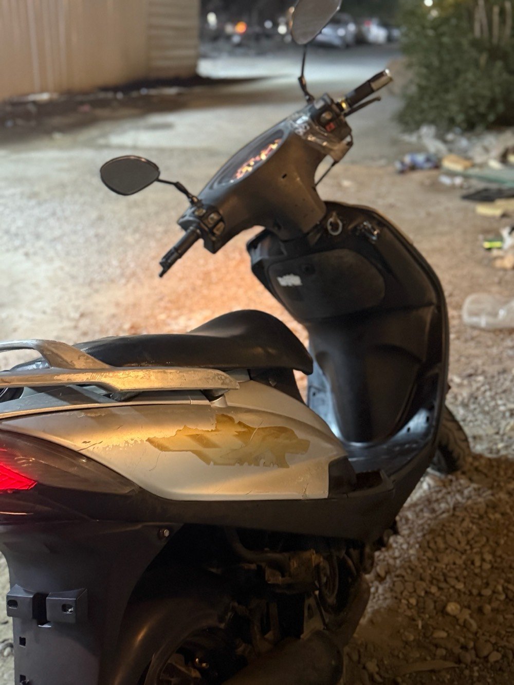 سلام عليكم دراجة ماكس 140 مفتوحة مرة وحدة تجفيت مضبوط دراجة بلادية كفرات ختم واحد ضفيرة كلة بلادي باتري جديد تايرات جدد عداد سرعة بس يرادلة قمجي ومال بانزين شغال كهربائيات كاملة دبل اشارة اشارة يمنة يسرة شلعة معدل بريك خلفي شغال دراجة نكرة هندر شغال ستاند صفح ستاند تعليك دراجة كاملة من كل النواحي تصرف بس بانزين ودهن السعر325 وبيها مجال لشراية العنوان حي القاهرة الدلفية