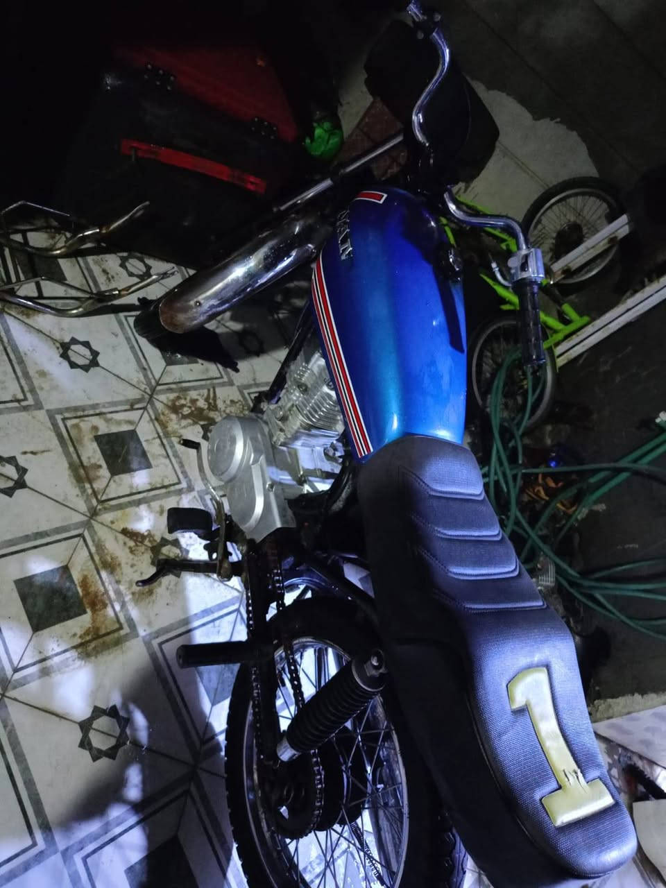 سلام عليكم دراجه للبيع نامه دراجه نضيفه مامتعوبه برغي ماناقصها رايدها ب 350 وبيها مجال حك الجيه مكاني بصره تنومه رقم ***********
