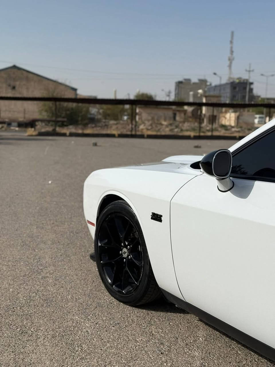 السلام عليكم
دوج جالنجر للبيع 2020 GT 
السعر؛  205 ورقه (دفترين وخمس اوراق)وبيهه مجال 
مكان السياره بغداد البلديات
بأسمي رقم دهوك تحويل ثاني يوم 
وارد امريكي 
الحادث جاملغ جهه عكس السائق فقط موجود السونر مع الصور بدون لغد بدون شاصي 
وصار عندي بيهه بارد وتكحيل كارت بلجاملغ الخلفي اثر طخه وموجوده الصور  السياره جديده وما تشكي من اي شي محرك كير صبغ كله بحاله جديده تجي تفحص وتشوف بعينك  
للتواصل واتساب 
***********

المواصفات:

1️⃣ الموديل: Dodge Challenger GT
2️⃣ الممشى؛66 الف ميل
 3️⃣الون ابيض 
4️⃣ كاميرا خلفيه +حساسات
5️⃣  6 سلندر V6
6️⃣ سعة المحرك: 3.6 لتر
7️⃣ دخول ذكي بصمه
8️⃣ كرسي السائق كهربائي 
9_نظام ترفيهي بشاشة وسطية
تدعم Apple CarPlay وAndroid Auto  
10_كاميرا خلفية  
11_ حساسات خلفية 
12_مكيف هواء بحاله جيده جدا
13_بلوتوث + USB
14 نظام دخول ذكي (بصمة/زر تشغيل)
