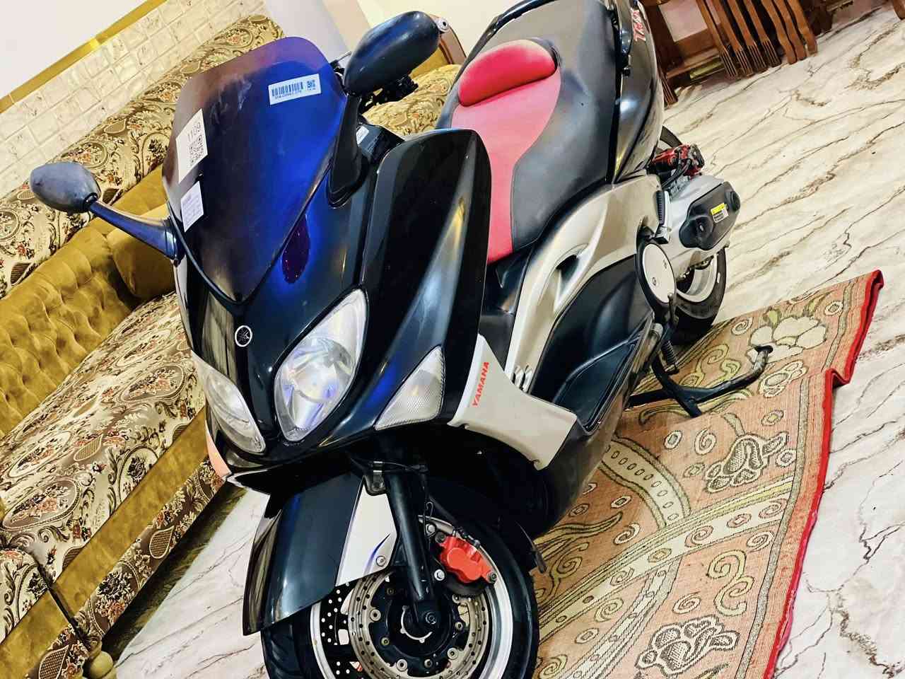 سلام عليكم
شباب دراجه تي ماكس 
2008.    
كفاله عامه من جكت لبره 
طالعه من وكاله ماهر لكناني 
سكان رياضي  
سكيورتي 
زوج تايرات جدد اصليات 
منضومه زنون عالي ناصي 
فجوج حمر 
علايم حمر 
دشبول احمر 
مكان لدراجه محموديه 
استفسار ***********
