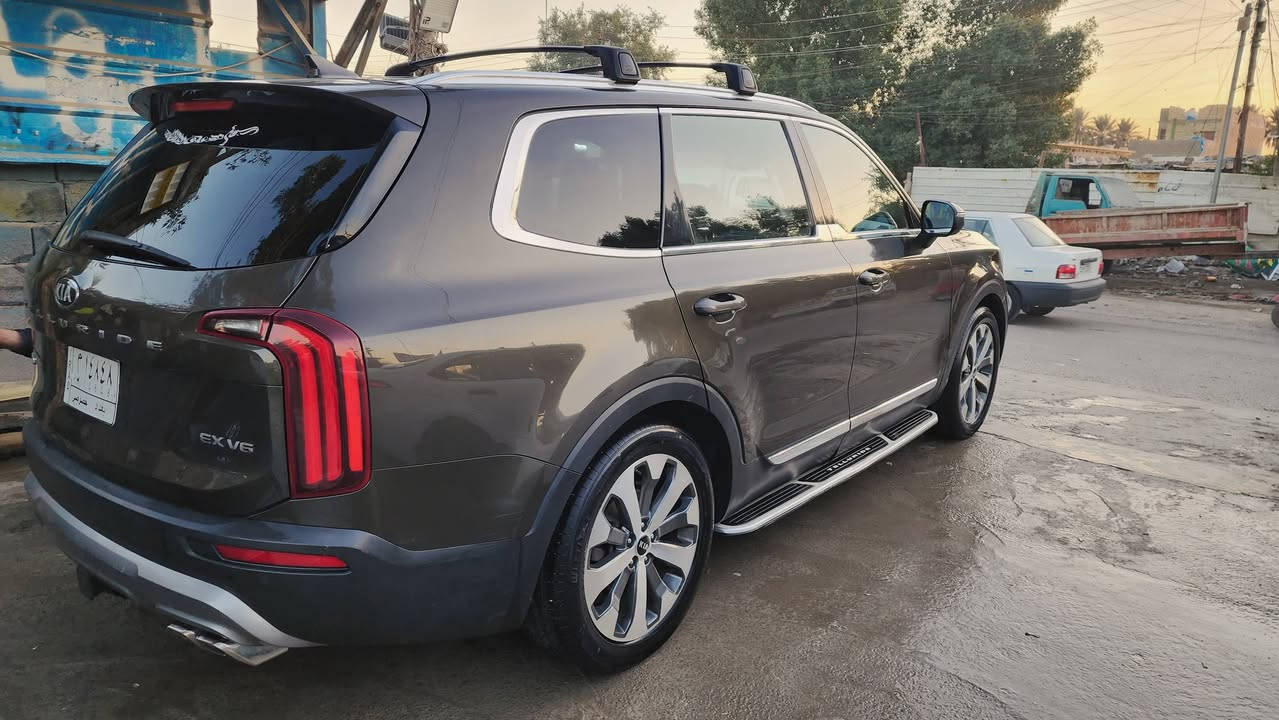 السلام عليكم ورحمة الله وبركاته
للبيع كيا تيلورايد موديل 2020 
🔹 اللون: زيتوني
🔹 الرقم: بغداد مميز – السيارة باسمي
🔹 الفئة: EX AWD (دفع رباعي) محرك  6 سلندر 
المواصفات:
بصمة تشغيل
فتحة سقف
شاشة كبيرة
7 ركاب (ملكي)
كشنات جلد
تدفئة وتبريد المقاعد
هاند بريك إلكتروني
الجنطة ذكية
شاشة + كاميره
وباقي المواصفات المعروفة لهذا الموديل
حادث خفيف فقط (الجامة الأمامية + هلال الجاملغ الخلفي)
️ جميع الإيربكات سليمة + اللغد والشاصي مكفول 
 صور الحادث مرفقة مع المنشور 
 السعر المطلوب: 265 قابل للتفاوض 
المكان: بغداد – الزعفرانية
 للاستفسار والاتصال  : ***********
