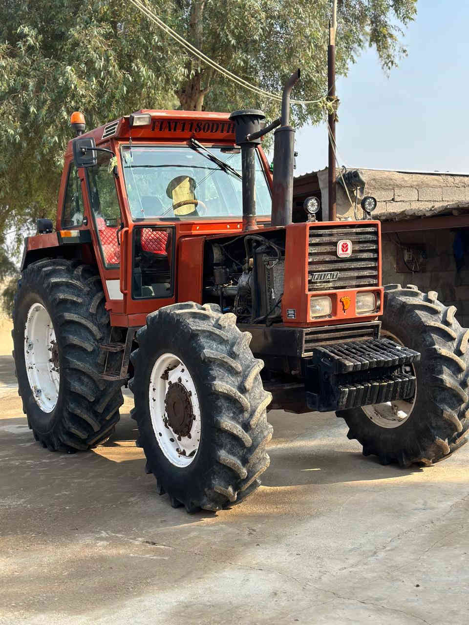 السلام عليكم:  فيات حجم 1180 موديل 2010كير ومكينه 140 تخم تاير دوشمة كامله  تبريد شغال رقم واسط الماني بسمي 
تحويل ثاني يوم الأدوات (دسك+ فدان 16 + معدلان 5*3 متر + مرازه + عربانه + مرشه +باذره + كل الأدوات مستخدمة موسم واحد فقط) 
البيع مع الأدوات او بعمرها 
العنوان : واسط قضاء الحي 
***********
***********
